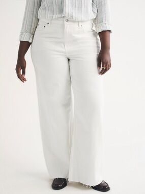 NWT Abercrombie Curve Love High Rise Wide Leg Frayed Hem Jean in Off White - 31